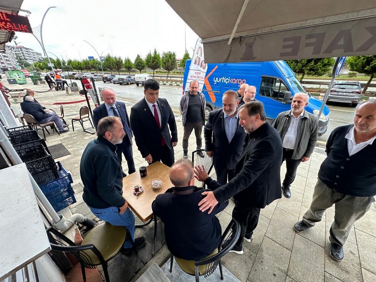 rizenin-iyidere-ve-pazar-ilcelerinde-meydana-gelen-sel-felaketinin-ardindan-yeniden-refah-partisi-heyeti-bolgedeki-esnaf-ve-vatandaslarla-bir-araya-gelerek-incelemelerde-bulundu-4.jpg
