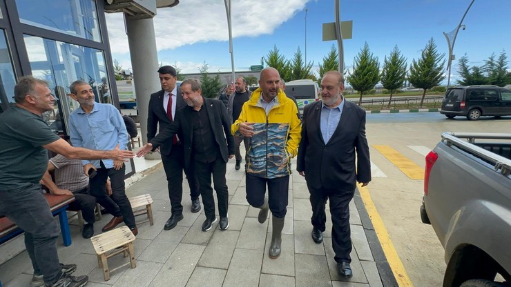 rizenin-iyidere-ve-pazar-ilcelerinde-meydana-gelen-sel-felaketinin-ardindan-yeniden-refah-partisi-heyeti-bolgedeki-esnaf-ve-vatandaslarla-bir-araya-gelerek-incelemelerde-bulundu-7.jpg