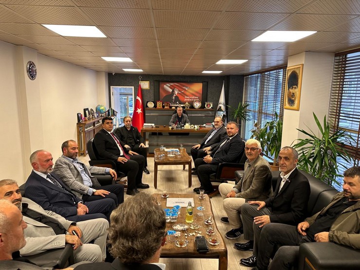 rizenin-iyidere-ve-pazar-ilcelerinde-meydana-gelen-sel-felaketinin-ardindan-yeniden-refah-partisi-heyeti-bolgedeki-esnaf-ve-vatandaslarla-bir-araya-gelerek-incelemelerde-bulundu-9.jpg