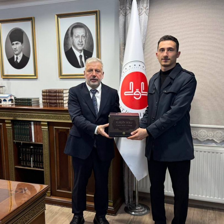 hirvatistandaki-kuran-yarismasinda-dunya-4-su-olan-cayeli-arkadere-camii-imami-hafiz-abdullah-karali-rize-il-muftusu-ilyas-yilmazturk-tarafindan-tebrik-edilerek-odullendirildi.jpg