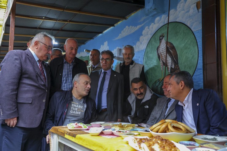 ozgur-ozel-rizede-esnafla-bir-araya-geldi-2-001.jpg
