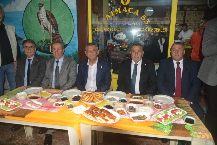 ozgur-ozel-rizede-esnafla-bir-araya-geldi-9.jpg