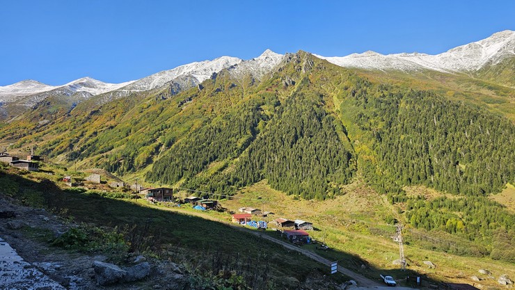 kackar-daglarinda-iki-mevsim-bir-arada-yasaniyor-2.jpg