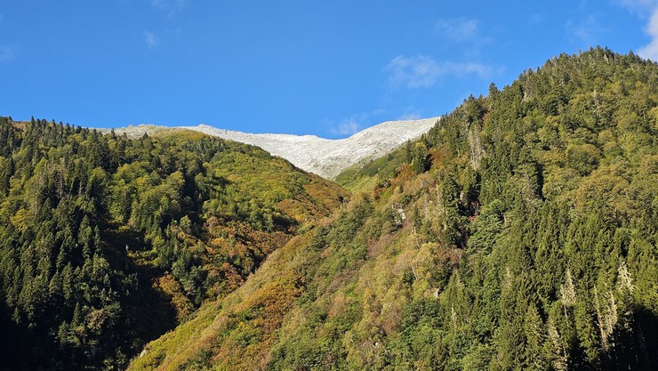 kackar-daglarinda-iki-mevsim-bir-arada-yasaniyor-3.jpg