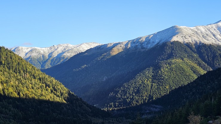 kackar-daglarinda-iki-mevsim-bir-arada-yasaniyor-4.jpg