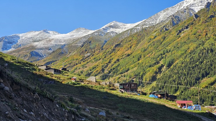 kackar-daglarinda-iki-mevsim-bir-arada-yasaniyor-6.jpg