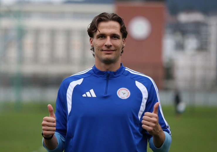 caykur-rizesporun-savunma-oyuncusu-attila-mocsi-antrenman-oncesi-gazetecilere-aciklamada-bulundu-1.jpg