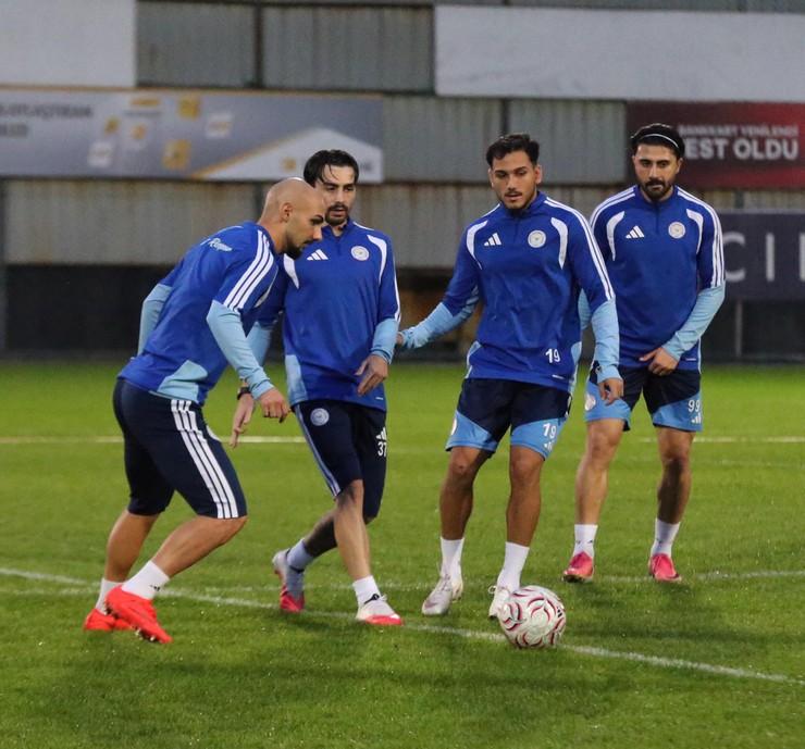 caykur-rizesporun-savunma-oyuncusu-attila-mocsi-antrenman-oncesi-gazetecilere-aciklamada-bulundu-4.jpg