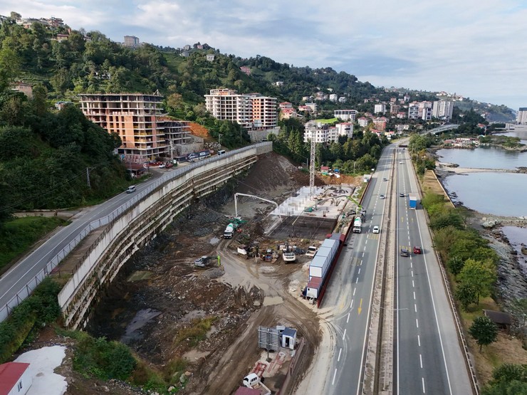 rizenin-ciftekavak-mahallesinde-rize-emniyet-mudurlugu-alipasa-polis-kontrol-noktasini-da-icine-alan-alanda-2023-yilinda-yapimina-baslanilan-yeni-otobus-terminali-calismalarinin-deva-3.jpg