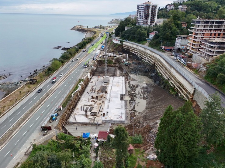 rizenin-ciftekavak-mahallesinde-rize-emniyet-mudurlugu-alipasa-polis-kontrol-noktasini-da-icine-alan-alanda-2023-yilinda-yapimina-baslanilan-yeni-otobus-terminali-calismalarinin-deva.jpg