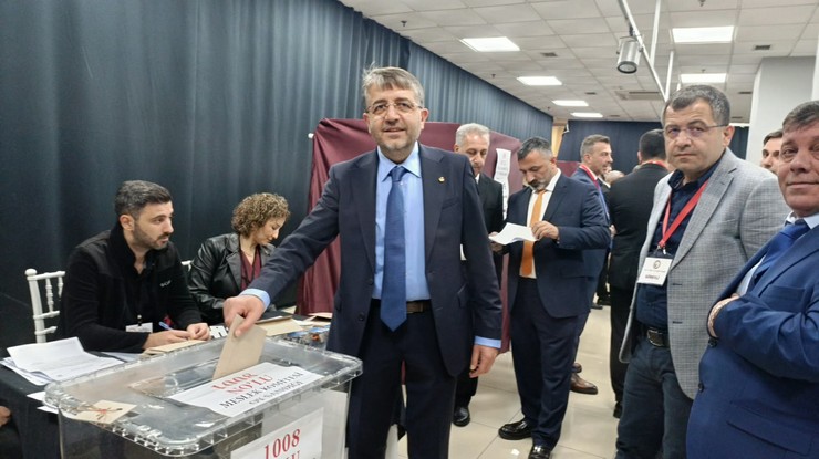 ahmet-arif-mete-rize-tiaret-ve-sanayi-odasi-secimi-oy-verme-islemi.jpg
