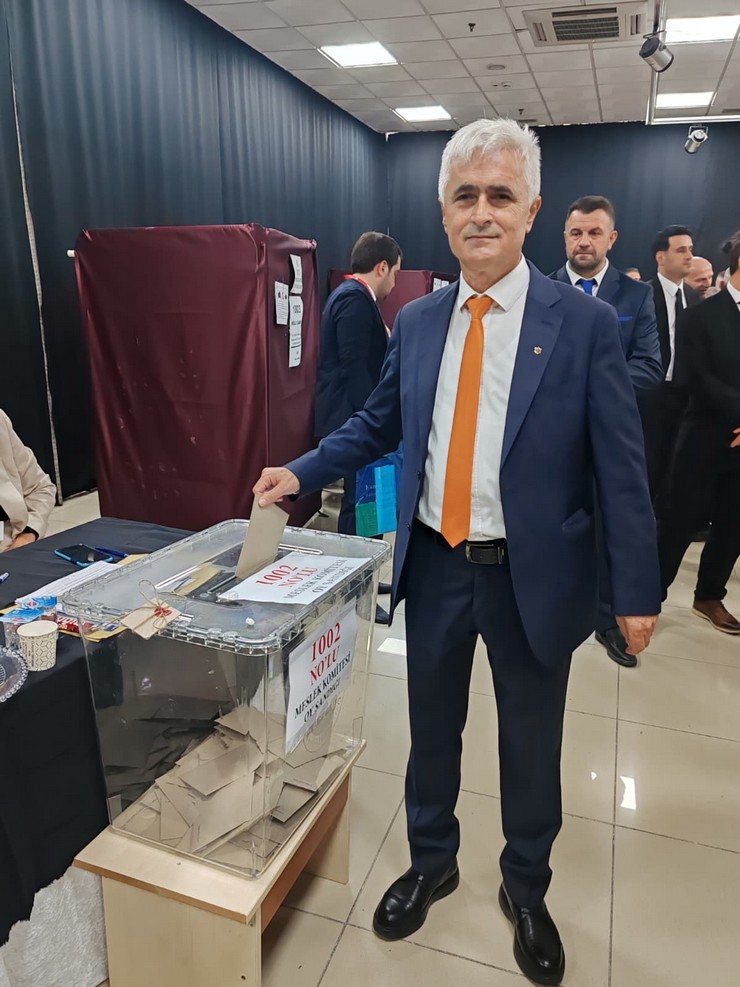 asim-cillioglu-rize-tiaret-ve-sanayi-odasi-secimi-oy-verme-islemi.jpg