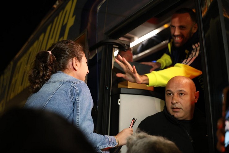 fenerbahce-caykur-rizespor-karsilasmasi-icin-rizeye-geldi-6.jpg