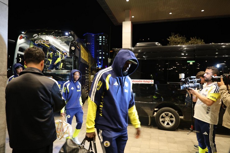 fenerbahce-caykur-rizespor-karsilasmasi-icin-rizeye-geldi-8.jpg
