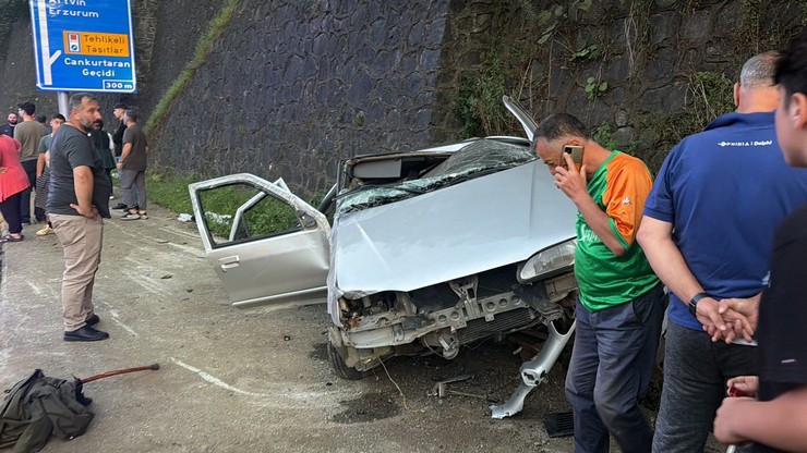 artvinin-hopa-ilcesinde-cenaze-toreninden-donerken-kaza-yapan-rize-plakali-otomobildeki-2-kisi-yaralandi-1.jpg