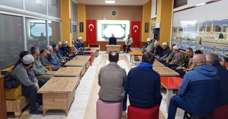 rizede-aile-ici-iletisimin-guclendirilmesi-ve-bilincli-babalik-anlayisinin-gelistirilmesi-amaciyla-il-muftulugu-tarafindan-duzenlenen-baba-okulu-seminerlerinin-ikincisi-basladi-2.jpg