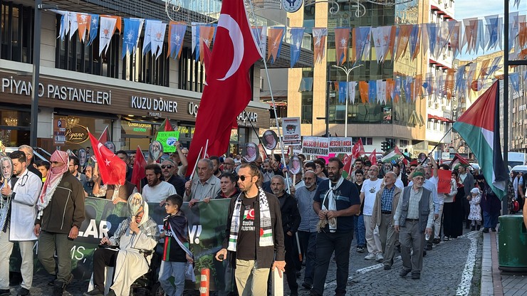 rizede-israilin-gazzede-uyguladigi-soykirim-protesto-edildi-4.jpg