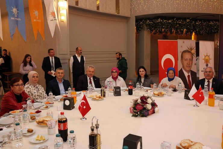 ak-parti-genel-baskan-yardimcisi-nilhan-ayanrizede-bir-dugun-salonunda-duzenlenen-turkiye-yuzyili-bulusmalari-programina-katildi-4.jpg