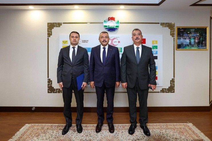 rize-il-emniyet-mudur-yardimcisi-zafer-ozan-tiryakirize-valisi-ihsan-selim-baydasi-makaminda-ziyaret-etti-1.jpg