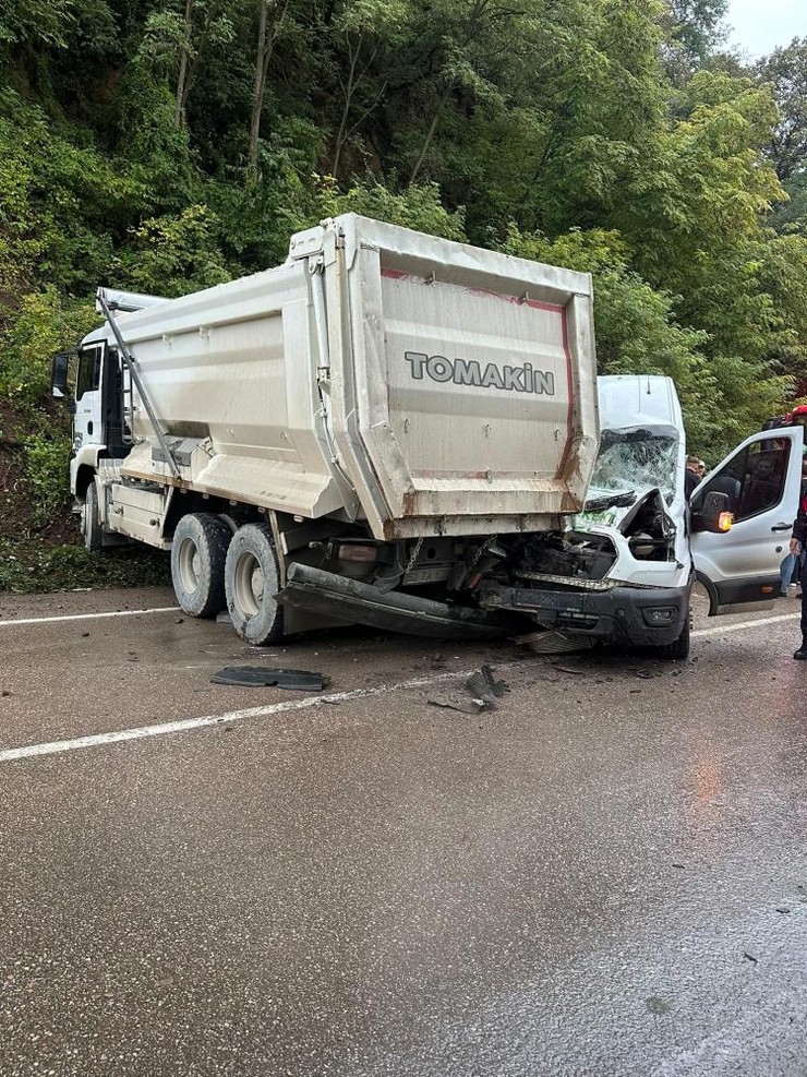 orduda-yolcu-minibusu-ile-kamyonun-carpistigi-kazada-1-kisi-hayatini-kaybetti-18i-ogrenci-23-kisi-yaralandi-2.jpg