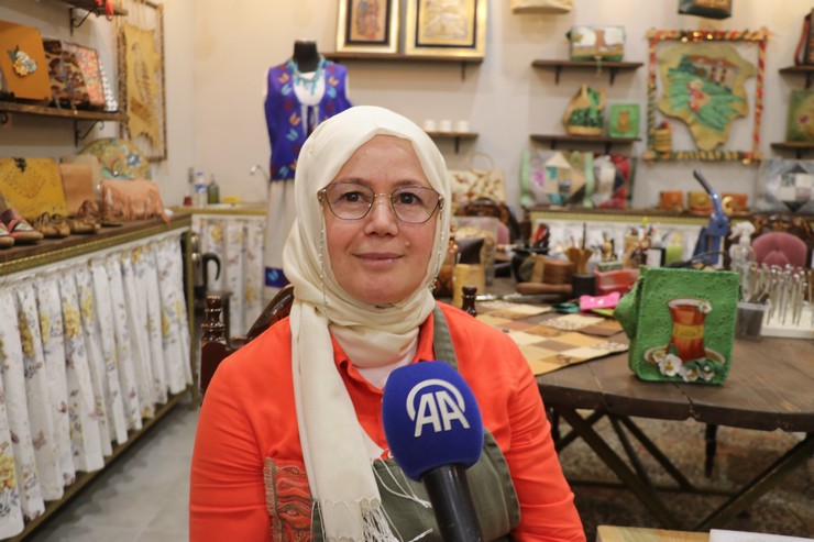 rizede-universite-egitimini-birincilikle-tamamlayan-iki-cocuk-annesi-sibel-kurkcu-kultur-ve-turizm-bakanligindan-aldigi-somut-olmayan-kulturel-miras-tasiyicisi-unvaniyla-deri-islemecil-1.jpg