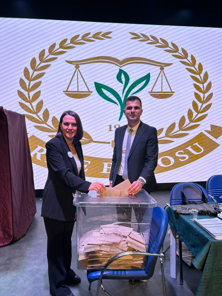 rize-barosu-olagan-genel-kurulunda-baskanlik-icin-yarisan-av-handan-demircan-kulaksiz-ile-av-mehmet-can-tufekci-oylarini-yan-yana-kullanarak-centilmenlik-ornegi-sergiledi-2.png