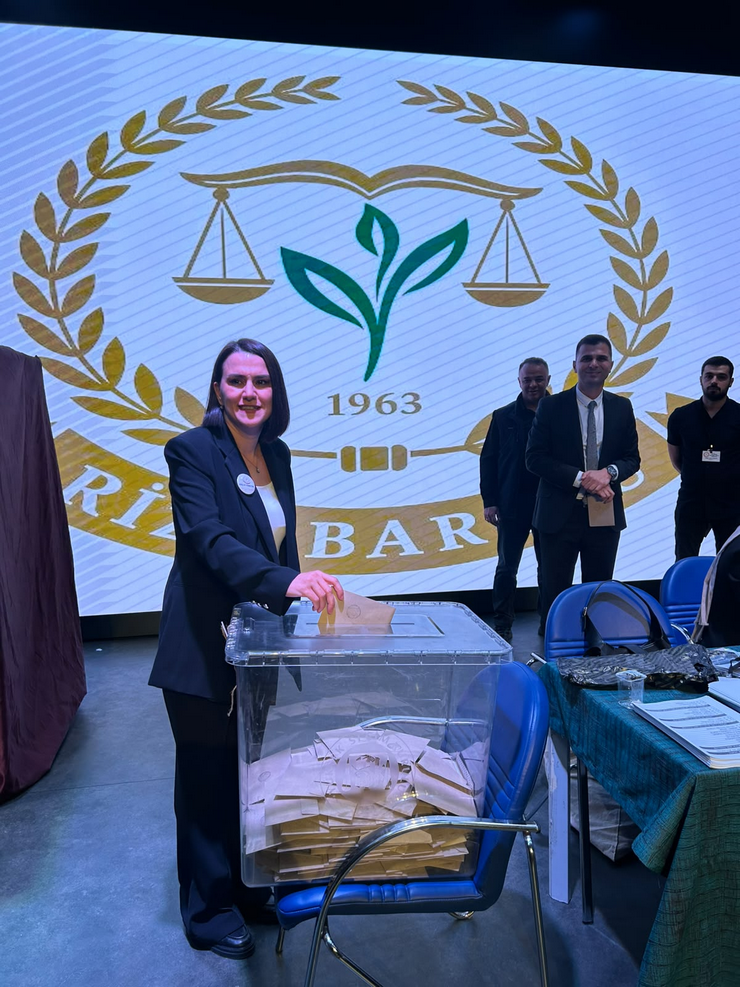 rize-barosu-olagan-genel-kurulunda-baskanlik-icin-yarisan-av-handan-demircan-kulaksiz-ile-av-mehmet-can-tufekci-oylarini-yan-yana-kullanarak-centilmenlik-ornegi-sergiledi-6.png