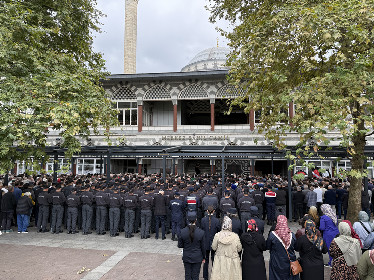 rizede-gecirdigi-kalp-krizi-sonucu-hayatini-kaybeden-polis-memuru-safak-yilmaz-son-yolculuguna-ugurlandi-6.png
