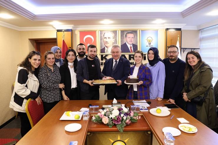 ak-parti-rize-il-baskani-yilmaz-katmer-tibbi-sekreter-temizlik-gorevlisi-ve-guvenlik-gorevlisi-olarak-recep-tayyip-erdogan-sehir-hastanesine-4-bin-isci-alinacagini-kaydetti-19.png