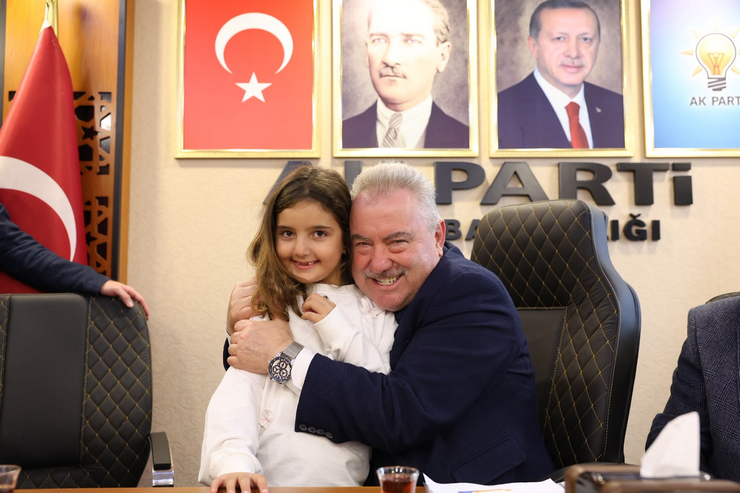 ak-parti-rize-il-baskani-yilmaz-katmer-tibbi-sekreter-temizlik-gorevlisi-ve-guvenlik-gorevlisi-olarak-recep-tayyip-erdogan-sehir-hastanesine-4-bin-isci-alinacagini-kaydetti-6.png