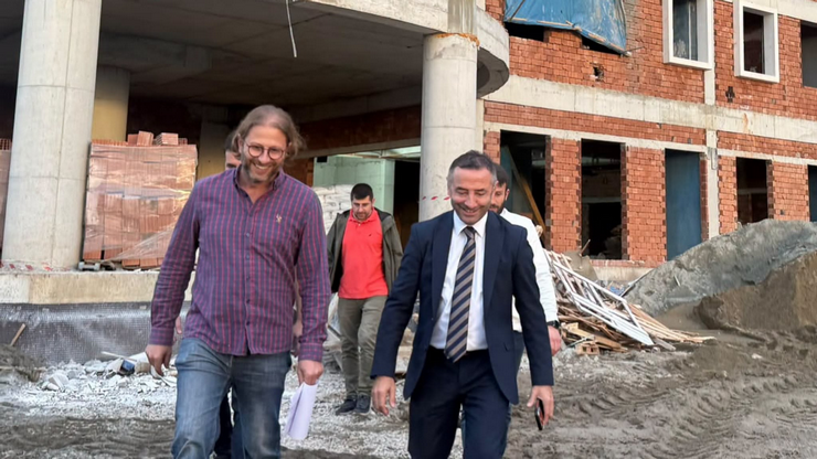 rizede-eski-caykur-paketleme-fabrikasi-ve-kapatilan-eczacilik-fakultesi-alaninda-yukselen-yurtta-insaat-45e-ulasti-1.png