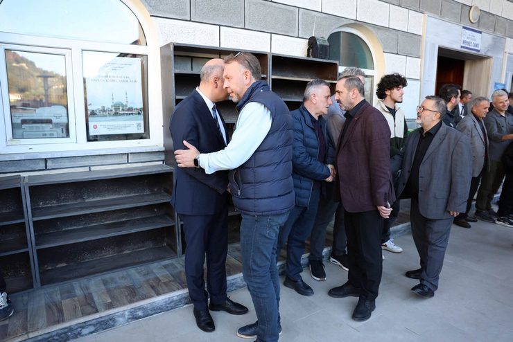 ak-parti-genel-baskan-yardimcisi-omer-ilerinin-amcasi-rizede-son-yolculuguna-ugurlandi-3-001.png
