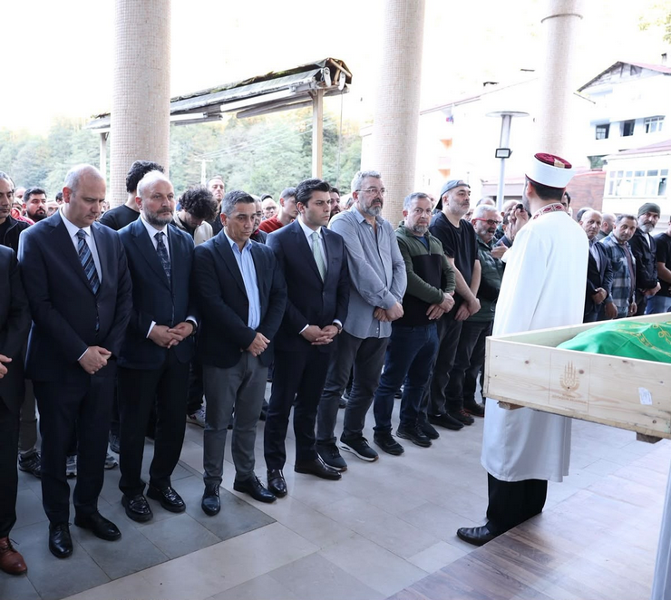 ak-parti-genel-baskan-yardimcisi-omer-ilerinin-vefat-eden-amcasi-altan-ilerinin-cenazesi-rizenin-hemsin-ilcesinde-topraga-verildi-1-001.png
