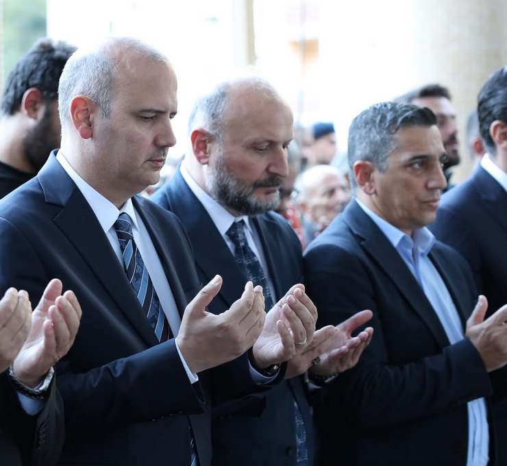 ak-parti-genel-baskan-yardimcisi-omer-ilerinin-vefat-eden-amcasi-altan-ilerinin-cenazesi-rizenin-hemsin-ilcesinde-topraga-verildi-2-001.png