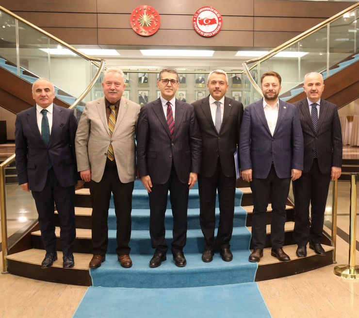 rize-valisi-ihsan-selim-baydas-ak-parti-rize-milletvekilleri-muhammed-avci-ve-harun-mertoglu-rize-belediye-baskani-rahmi-metin-ile-ak-parti-rize-il-baskani-yilmaz-katmerden-olusan-3.png