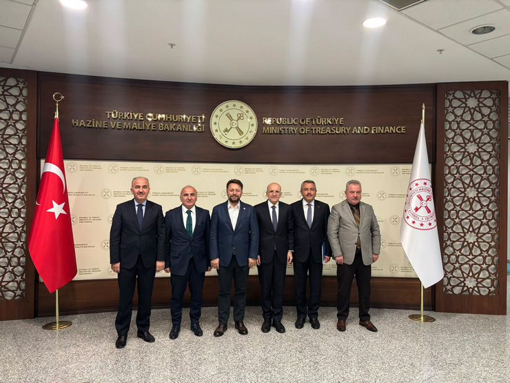 rize-valisi-ihsan-selim-baydas-ak-parti-rize-milletvekilleri-muhammed-avci-ve-harun-mertoglu-rize-belediye-baskani-rahmi-metin-ile-ak-parti-rize-il-baskani-yilmaz-katmerden-olusan-he-1.png