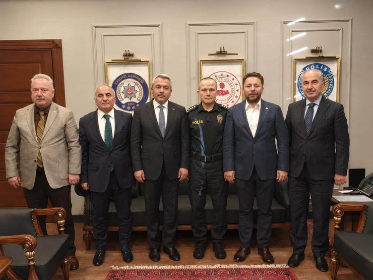 rize-valisi-ihsan-selim-baydas-ak-parti-rize-milletvekilleri-muhammed-avci-ve-harun-mertoglu-rize-belediye-baskani-rahmi-metin-ile-ak-parti-rize-il-baskani-yilmaz-katmerden-olusan.png