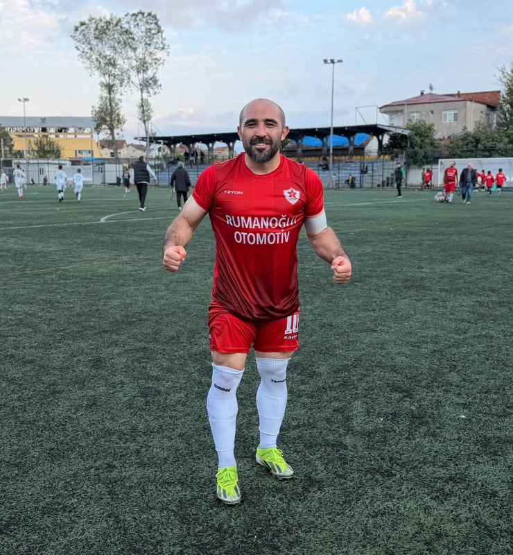 amator-futbolcu-osman-ismakin-attigi-golun-ardindan-yaptigi-11-taklali-gol-sevinci-sosyal-medyada-buyuk-ilgi-gordu-1.png