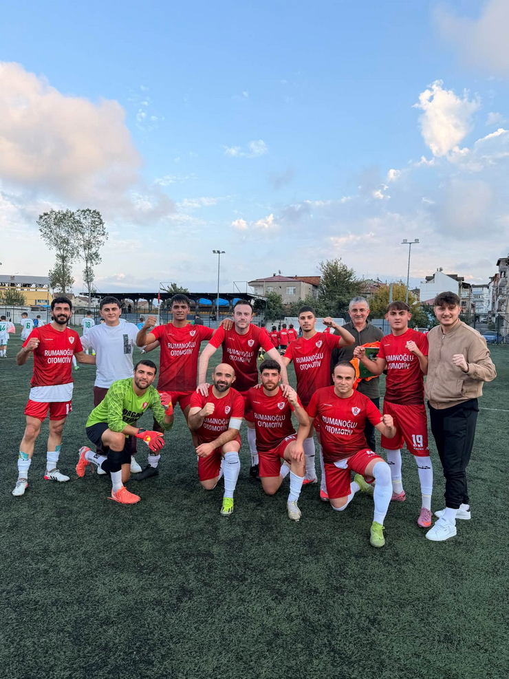 amator-futbolcu-osman-ismakin-attigi-golun-ardindan-yaptigi-11-taklali-gol-sevinci-sosyal-medyada-buyuk-ilgi-gordu-2.png