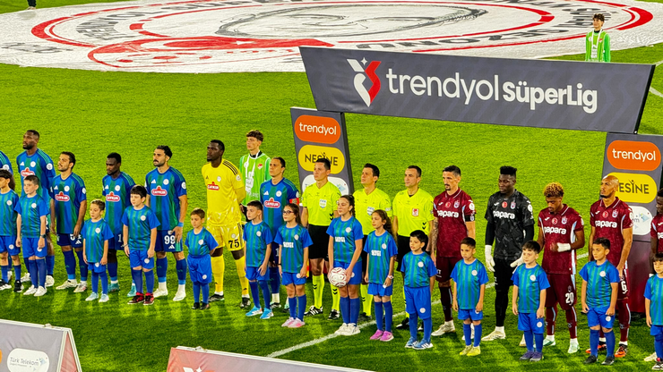karadeniz-derbisinde-caykur-rizespor-evinde-2-0-one-gectigi-macta-trabzonspora-4-3-maglup-oldu-ancak-sahadaki-futbol-mucadelesinin-onune-hakem-halil-umut-melerin-skandal-kararlari-ve-yesil-ma.png