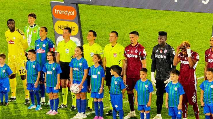karadeniz-derbisinde-caykur-rizespor-evinde-2-0-one-gectigi-macta-trabzonspora-4-3-maglup-oldu-ancak-sahadaki-futbol-mucadelesinin-onune-hakem-halil-umut-melerin-skandal-kararlari-ve-yesil-mavi-1.png