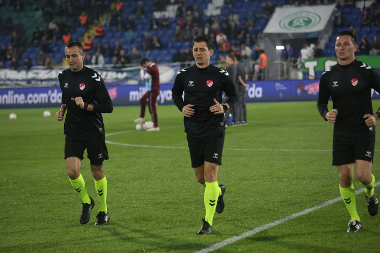 karadeniz-derbisinde-caykur-rizespor-evinde-2-0-one-gectigi-macta-trabzonspora-4-3-maglup-oldu-ancak-sahadaki-futbol-mucadelesinin-onune-hakem-halil-umut-melerin-skandal-kararlari-ve-yesil-mavi.png