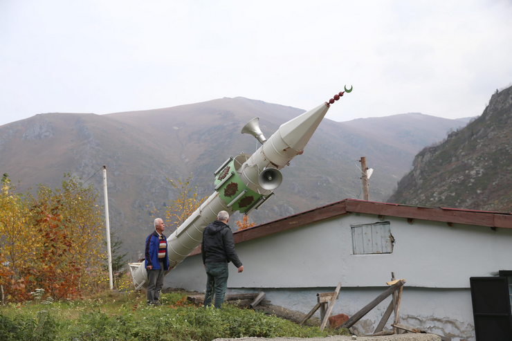 rizenin-ikizdere-ilcesine-bagli-garzavan-yaylasinda-celik-varillerin-birlestirilmesiyle-yapilan-7-metre-yuksekligindeki-minare-kisin-cig-ve-yogun-kar-yagisindan-zarar-gormemesi-icin-3.png