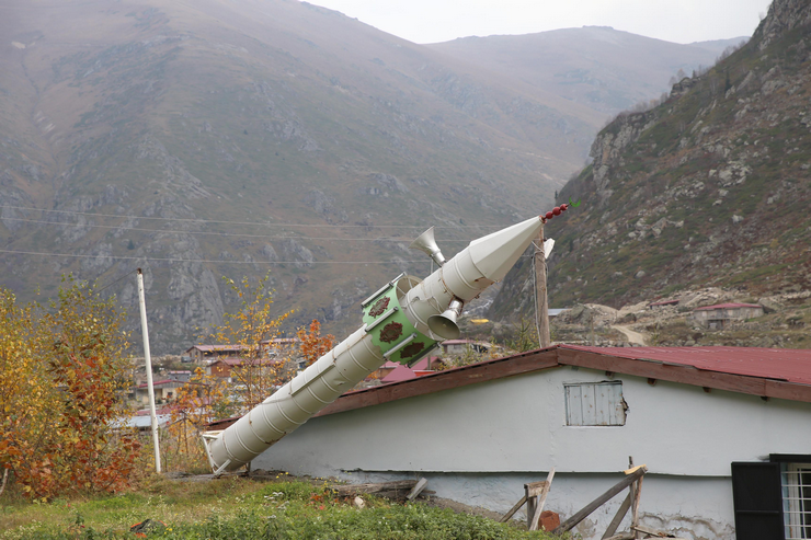 rizenin-ikizdere-ilcesine-bagli-garzavan-yaylasinda-celik-varillerin-birlestirilmesiyle-yapilan-7-metre-yuksekligindeki-minare-kisin-cig-ve-yogun-kar-yagisindan-zarar-gormemesi-icin-5.png