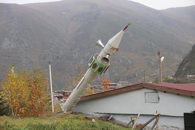rizenin-ikizdere-ilcesine-bagli-garzavan-yaylasinda-celik-varillerin-birlestirilmesiyle-yapilan-7-metre-yuksekligindeki-minare-kisin-cig-ve-yogun-kar-yagisindan-zarar-gormemesi-icin-6.png