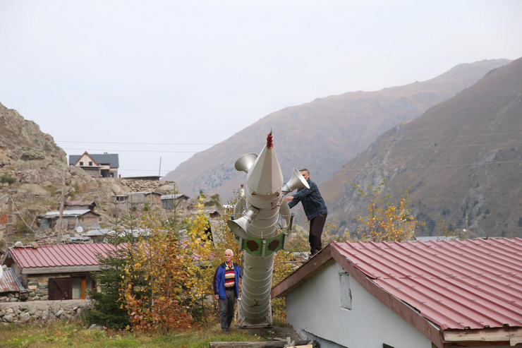 rizenin-ikizdere-ilcesine-bagli-garzavan-yaylasinda-celik-varillerin-birlestirilmesiyle-yapilan-7-metre-yuksekligindeki-minare-kisin-cig-ve-yogun-kar-yagisindan-zarar-gormemesi-icin-9.png