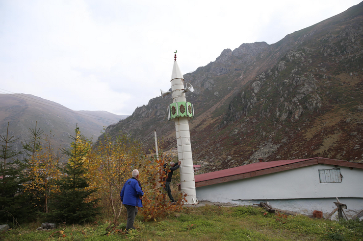 rizenin-ikizdere-ilcesine-bagli-garzavan-yaylasinda-celik-varillerin-birlestirilmesiyle-yapilan-7-metre-yuksekligindeki-minare-kisin-cig-ve-yogun-kar-yagisindan-zarar-gormemesi-icin-y-1.png