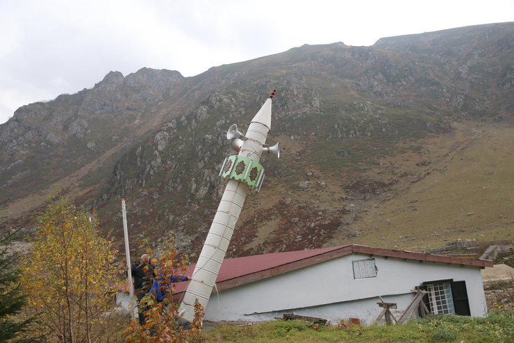 rizenin-ikizdere-ilcesine-bagli-garzavan-yaylasinda-celik-varillerin-birlestirilmesiyle-yapilan-7-metre-yuksekligindeki-minare-kisin-cig-ve-yogun-kar-yagisindan-zarar-gormemesi-icin.png
