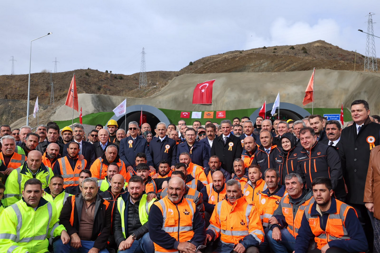 erzurum-rize-guzergahinda-insa-edilen-3-bin-105-metre-uzunlugundaki-cift-tuplu-dallikavak-tuneli-ve-9-kilometrelik-yol-kesimi-torenle-hizmete-acildi-3.png