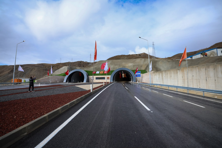 erzurum-rize-guzergahinda-insa-edilen-3-bin-105-metre-uzunlugundaki-cift-tuplu-dallikavak-tuneli-ve-9-kilometrelik-yol-kesimi-torenle-hizmete-acildi-4.png